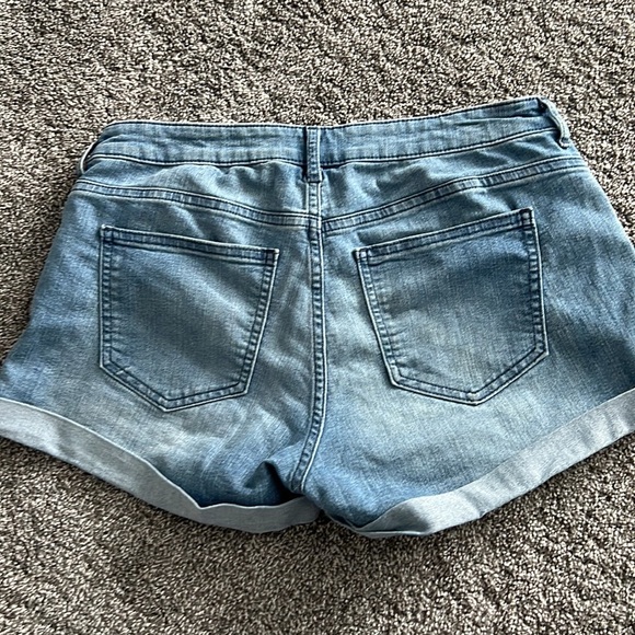 H&M light blue denim shorts size 6 - Picture 2 of 2